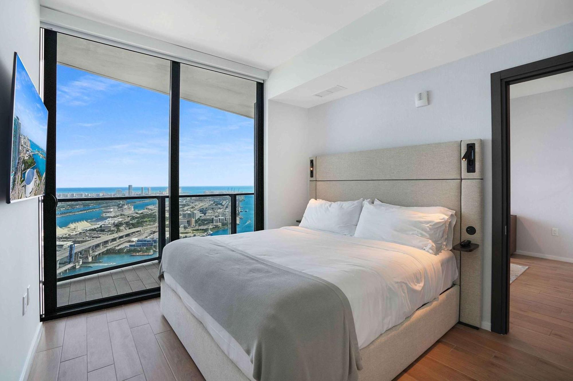 Mvr - Designer With Jaw-dropping Views & Pool Apartment *