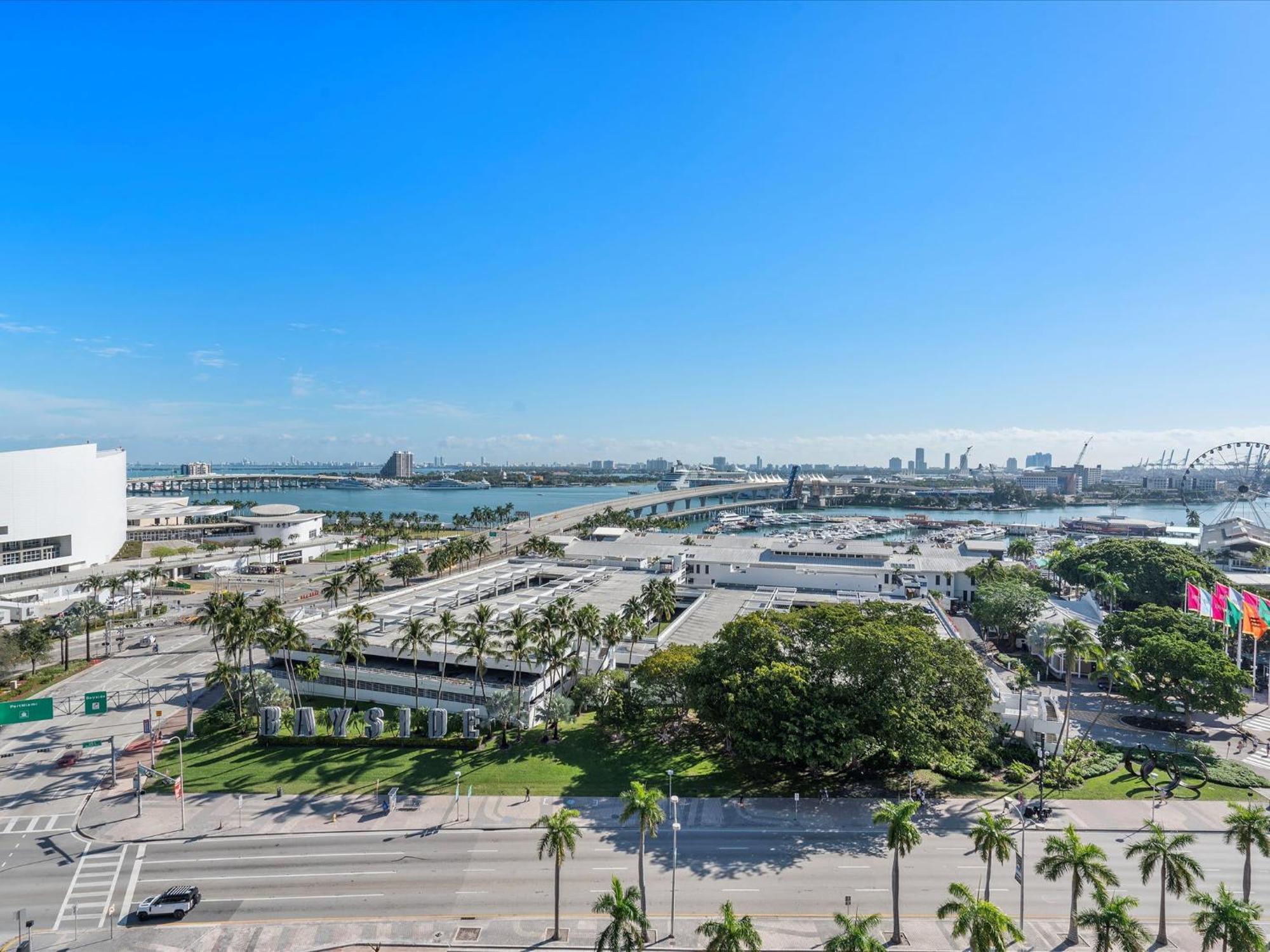 Mvr - Designer With Jaw-dropping Views & Pool Apartment *