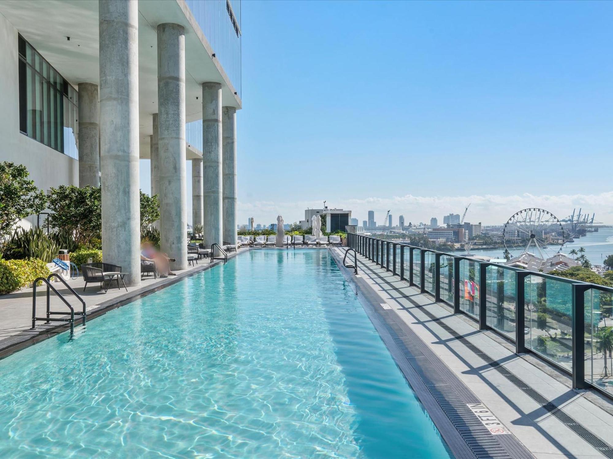 Mvr - Designer With Jaw-dropping Views & Pool Apartment *